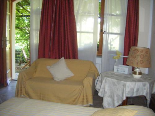 Sofa violettes Zimmer 700x400