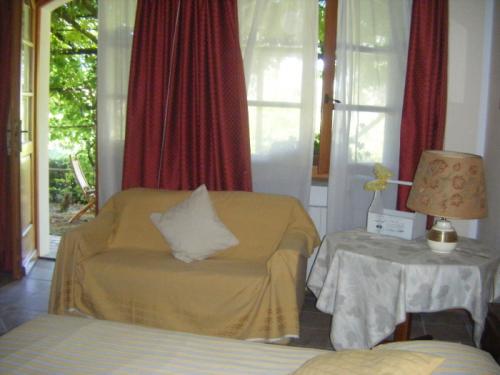 Sofa violettes Zimmer 700x400