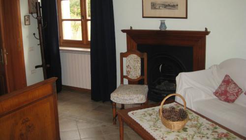 Wohnzimmer mit Kamin 700x400